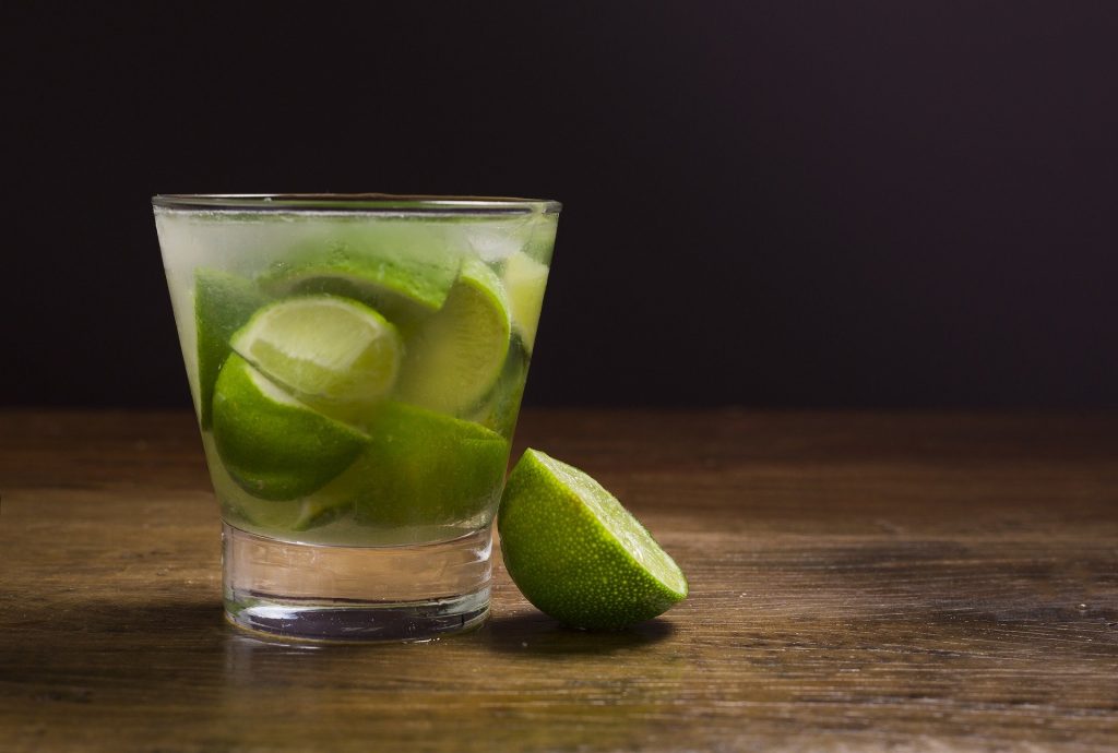 Caipirinha representando alimentos variados