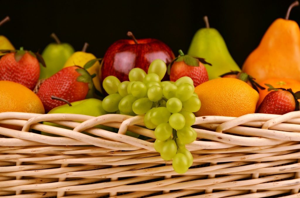 Frutas em uma cesta representando alimentos variados