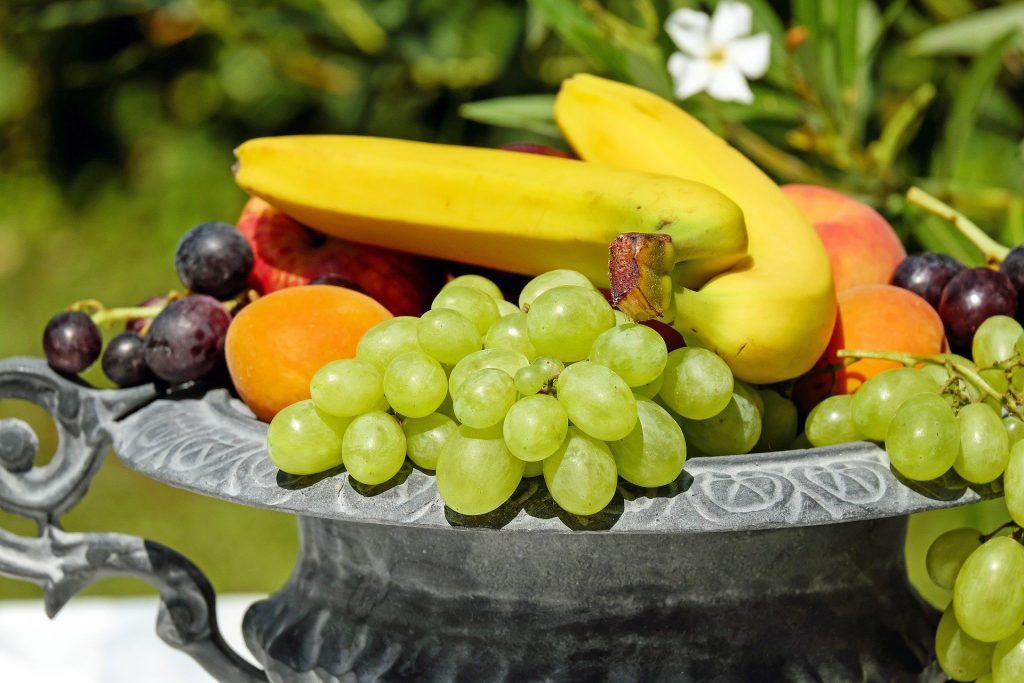 Fruteira representando alimentos variados