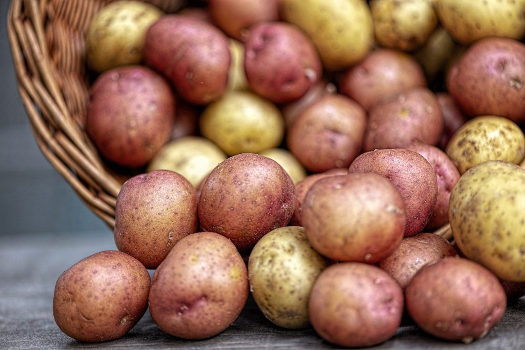 Batatas representando alimentos variados