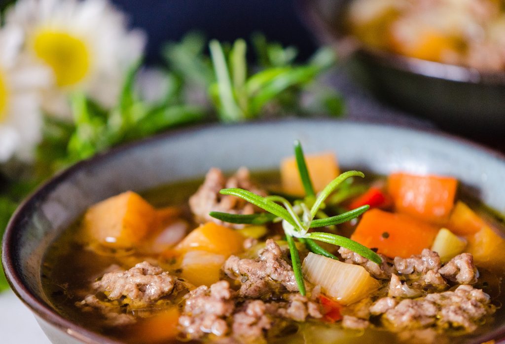 Sopa de carne moída representando alimentos variados