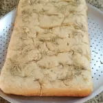 Foccacia sendo servida em um prato