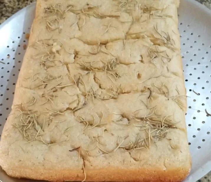 Foccacia sendo servida em um prato