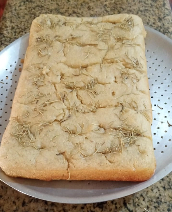 Foccacia sendo servida em um prato